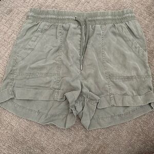 Army green loss fitting shorts